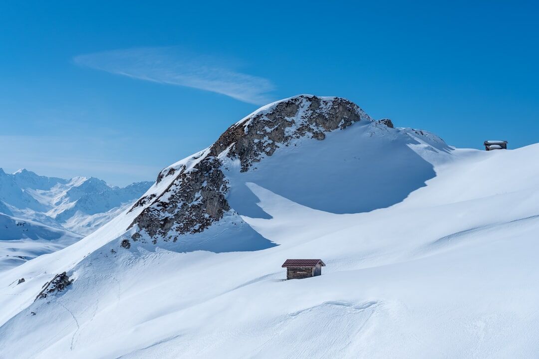 Refuge de montagne en pierre isolé dans les Alpes suisses avec sentier de randonnée