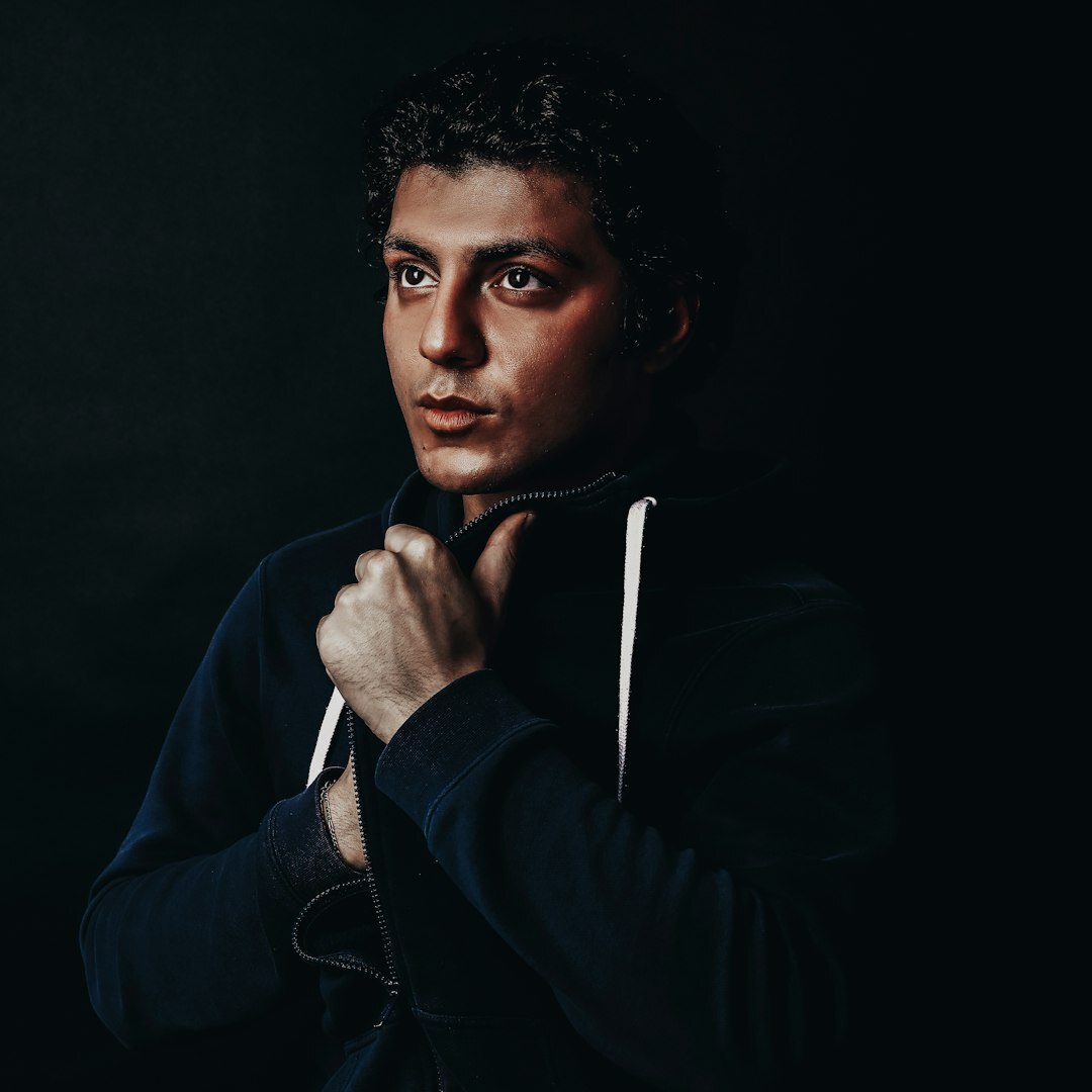 Portrait studio d'un skieur professionnel suisse en tenue de sport