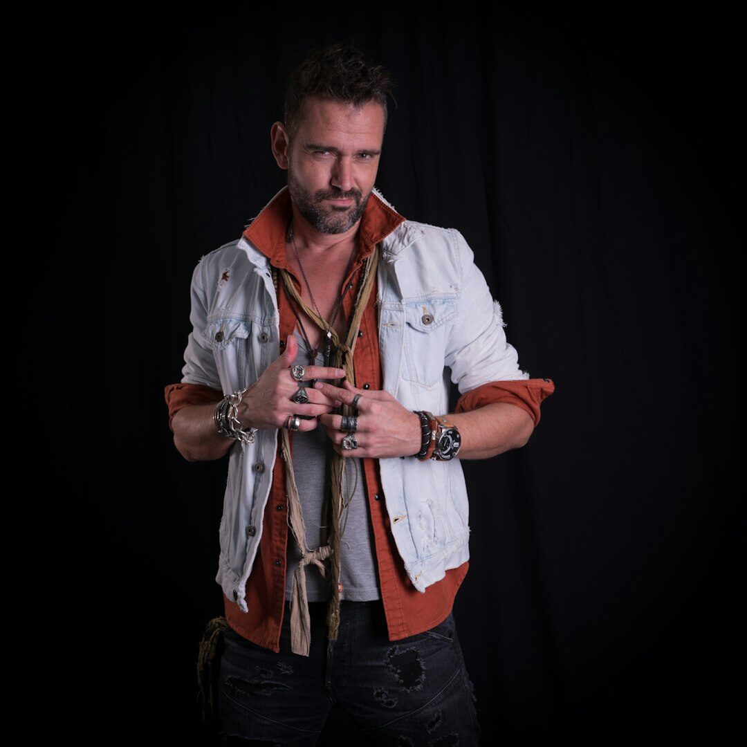 Portrait studio d'un acteur suisse au style décontracté et barbe courte