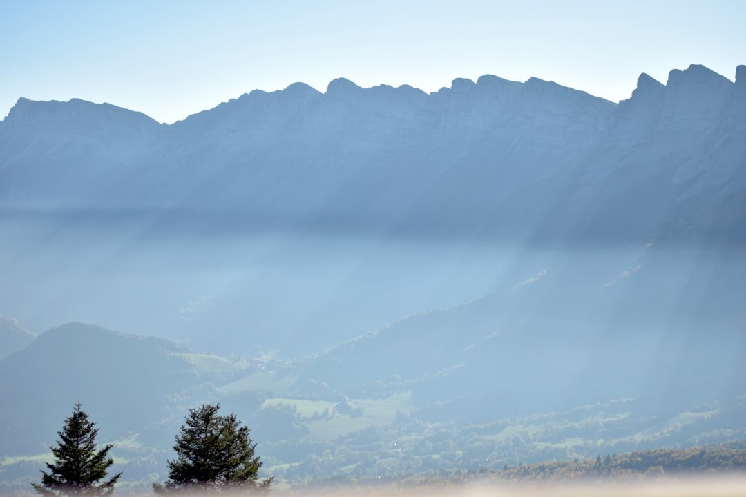 Table dressée dans un restaurant gastronomique suisse avec vue sur les montagnes