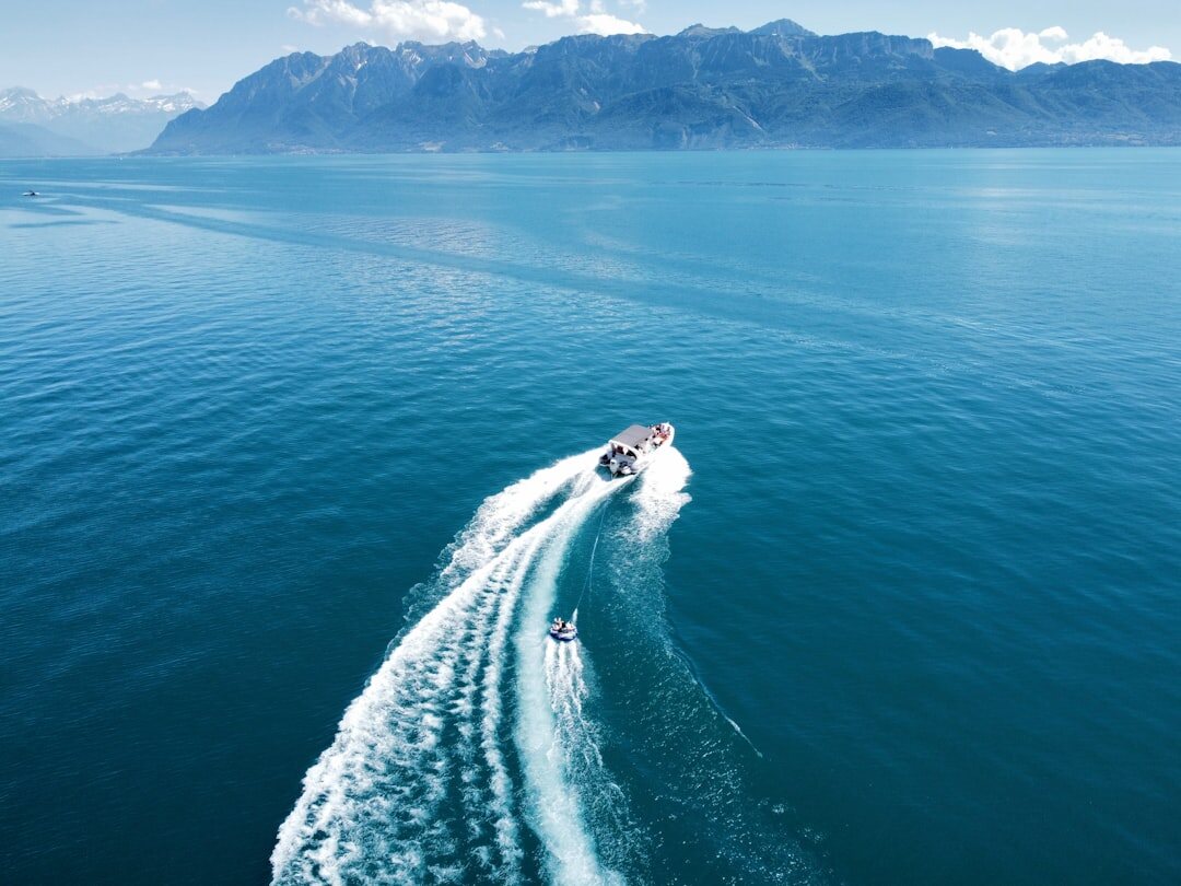 Bateau à vapeur naviguant sur le lac Léman avec les Alpes en arrière-plan