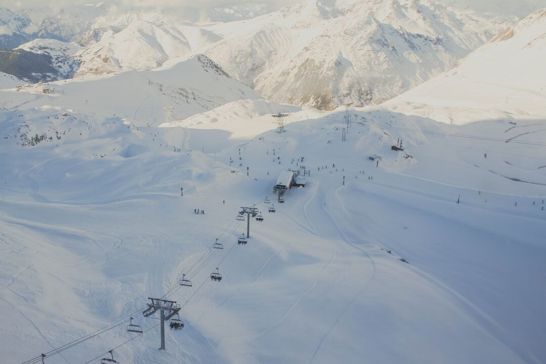 Station de ski suisse animée avec télécabines et pistes enneigées