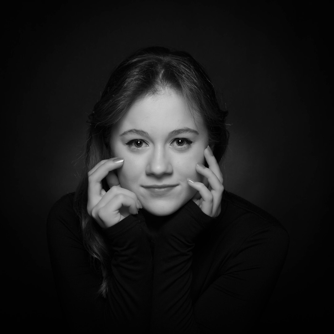 Portrait studio d'une actrice suisse élégante aux cheveux bruns