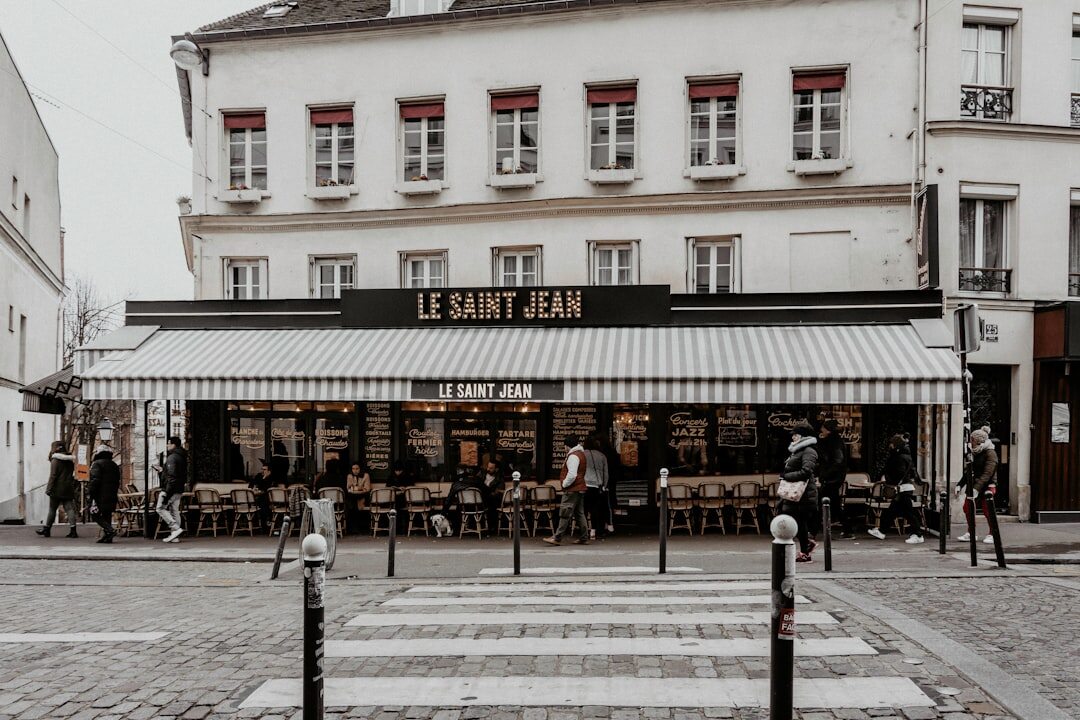 famous person in paris cafe